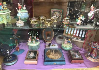 A glass display case

Description automatically generated