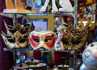 A picture containing set, shop

Description automatically generated